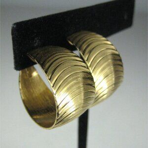 Vintage Crown Trifari Gold Tone Textured Oval Hoop Clip On Earrings Chunky